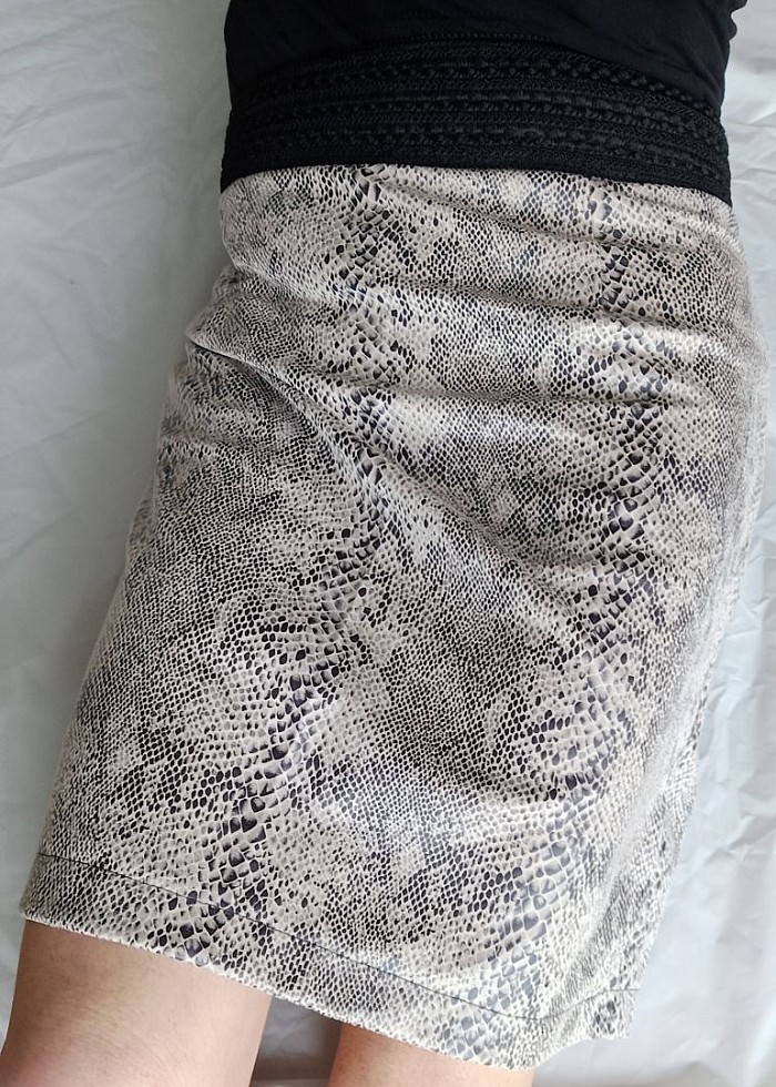 Snake pattern pencil skirt, stretch suede wide embroidered elastic top